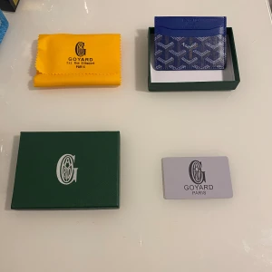 Marinblå korthållare  - Marinblå korthållare|| Nytt skick|| medföljer allt|| pris kan diskuteras vid snabb affär||