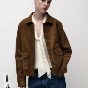 Jacka med mockaeffekt  - Brun jacka med mockaeffekt från Zara som nu är slutsåld. Endast använd 1-2ggr så säljes i nyskick. Storlek S