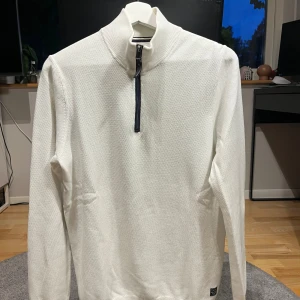 Half zip från Signal - Jag säljer en half zip från märket signal i storlek S. Men den passar även M. Tröjan är vit och stickad. Den är sparsamt använd då den inte passar mig. Hör av dig vid frågor!