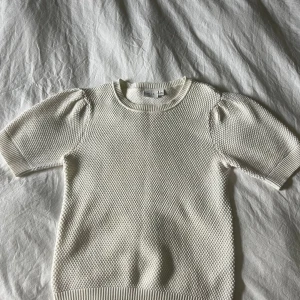 Vit T-shirt från Vila - Vit T-shirt i stickat material från Vila. Använda endast en gång. Nypris var 399kr. 