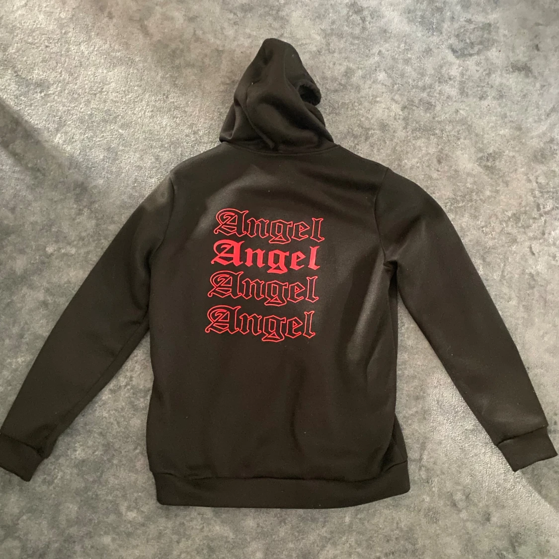 Svart hoodie med röd Angel-tryck - 1