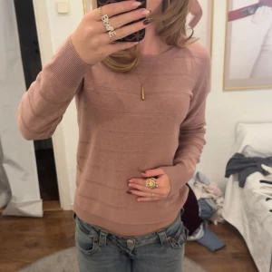 Rosa stickad tröja - Superfin höstigt rosa tröja (ser mer brun ut i ljuset) nästan aldrig använd. Jättefina detaljer, skönt tunt tyg.