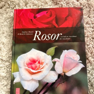 Rosor - Upptäck rosornas värld med denna inspirerande bok! Här får du tips om plantering, skötsel och över 400 olika rosor, illustrerade med vackra bilder. Perfekt för dig som vill lära dig mer om rosor, odling och njuta av blommornas skönhet året om.