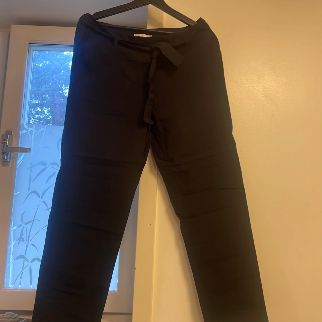 Svarta kostymbyxor med knyt från Wera - 1