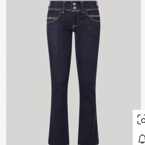Mörkblå bootcut jeans från pepe jeans - Snygga mörkblå jeans med bootcut passform och dubbla knappar i midjan. Jeansen har kontrastsömmar och klassiska fickor fram och bak. Perfekta för dig som gillar en tidlös och stilren look. W:25 L:32 nypris: 1080kr