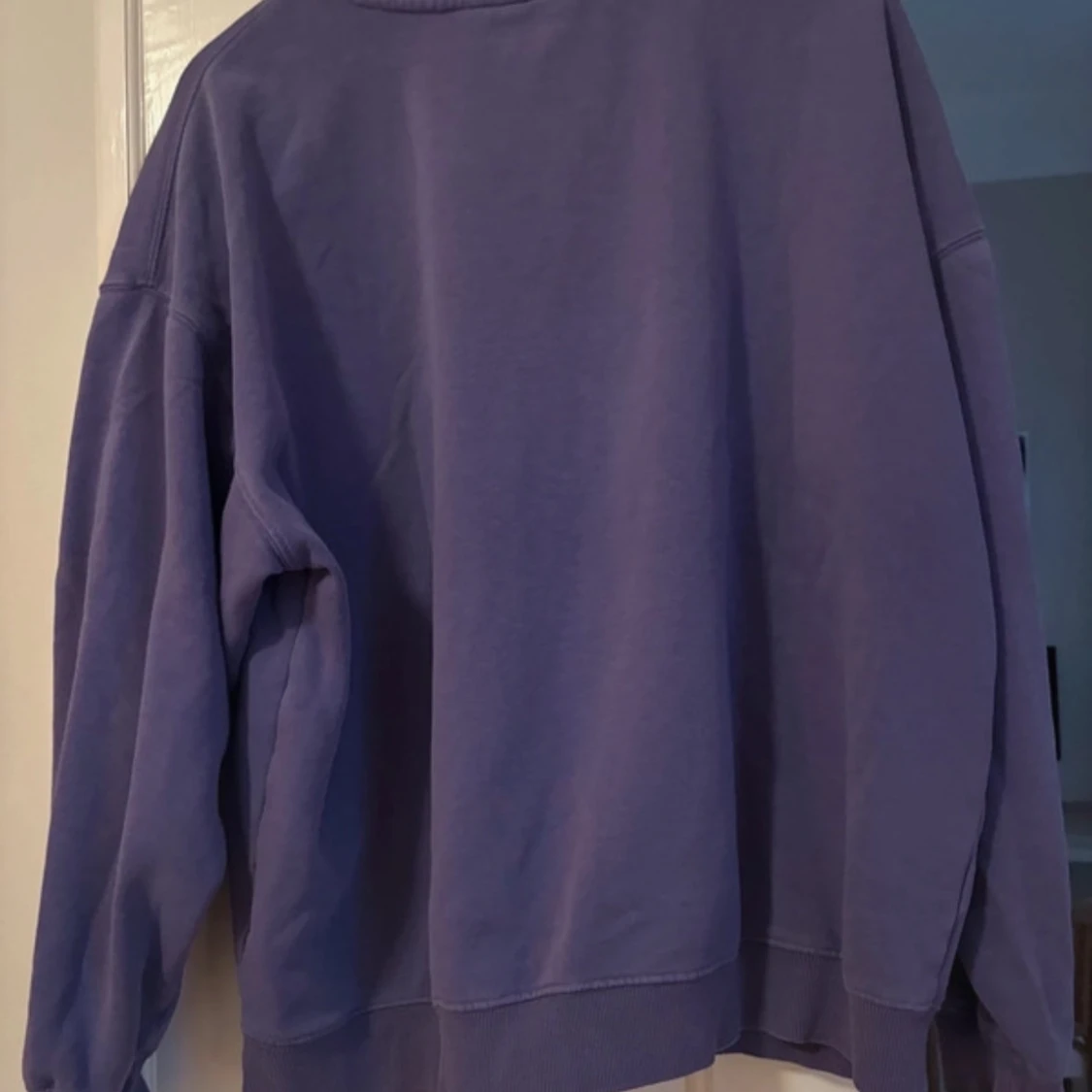 Oversized lila sweatshirt från Weekday - 2