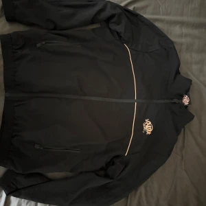 Svart vindjacka från Syna World, strl S - Svart vindjacka från Syna World. Priset går att diskutera. 