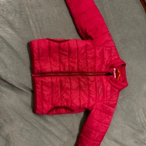 Tunnare dunjacka storlek 98 - ⚪️Barn som använt så skavanker finns alltid⚪️ Fläckig