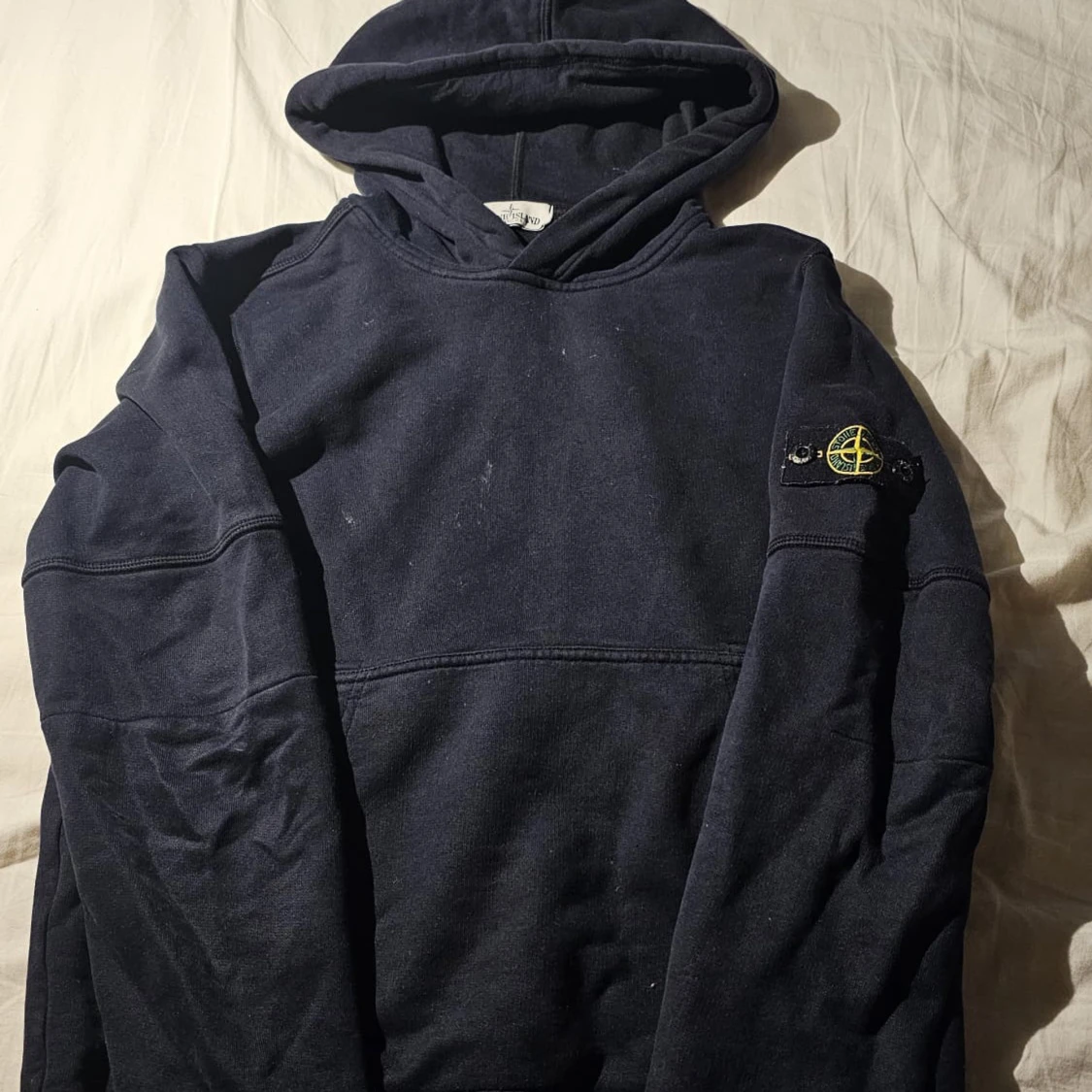 Mörkblå hoodie från Stone Island