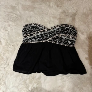 Svart bandeau tubtopp från Zara - Söt svart axelbandlös topp från Zara. Storlek M💕