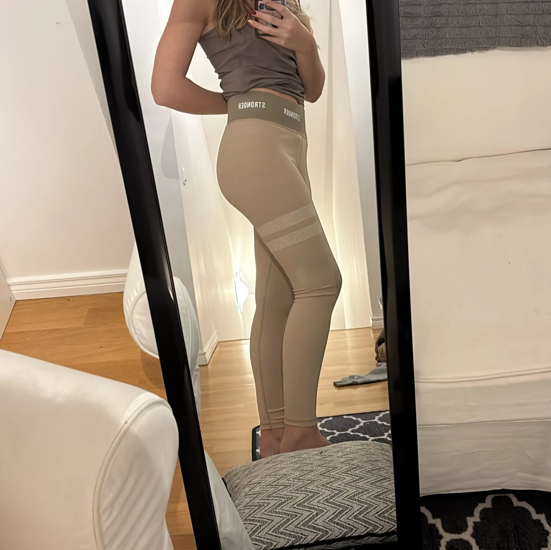 Beiga träningsbyxor från Stronger - 1