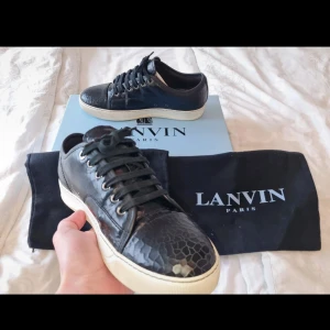 Svarta Lanvins - Säljer ett par svarta Lanvins. Ny skick bara använda några gånger. Pris 1899 inte huget i sten. Hör av er vid frågor. Box ingår inte men dustbags ingår.