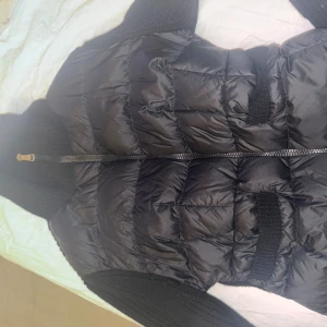 Svart Moncler Cardigan  - Jätte fin Moncler cardigan som användes förra hösten ett par gånger och som köptes då. Ser helt ny ut och säljer på grund av ingen användning. I storlek Xs (Har alla kvitton kvar) 