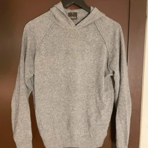 Oscar Jacobson ull hoodie - Säljer denna Oscar Jacobson hoodie i super skick! | Använd max 3 gånger | Skick 9/10! | Storlek M | Hör av dig vid minsta fundering! |