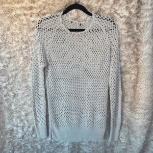 Beige virkad nättröja - Säljer en beige virkad tröja med grovt nätmönster och ribbade muddar. 