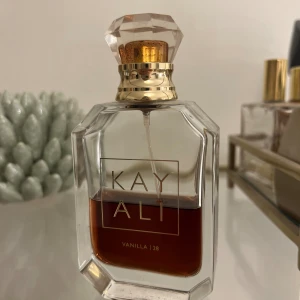 Kayali vanilla 28 - Kostar 1129kr ny. Doftar så gott men är bara inte min typ av perfym längre 