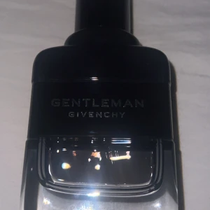 Gentleman Givenchy EdT Intense - Säljer min Givenchy parfym som är köpt på Åhléns. Huvud noterna på doften är woody och aromatic. Parfymen är perfekt året runt men passar lite bättre för vintern. Det är cirka 60% kvar av flaskan.