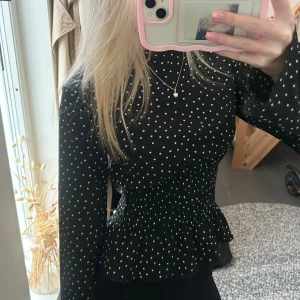Svart prickig blus - Använd en gång!
