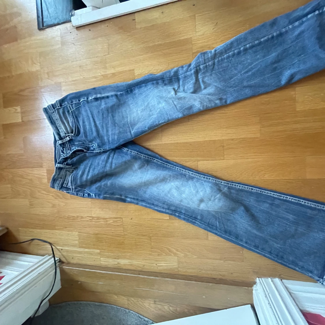 Blå bootcut jeans med broderade fickor