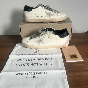 Svarta Golden Goose Superstar - Säljer ett par riktigt fräscha golden Goose Superstar. De är använda fåtal gånger och tvättade efter så i princip nyskick. Innersulmått 28.1