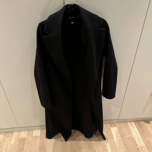 Svart Kappa - Säljer min fina kappa som tyvärr inte kommer till användning längre!