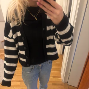 Svartvit randig kofta med knappar - Säljer min stickade randiga kofta med knappar!!! Såå snygg nu till hösten, den är i storlek M men passar också S! Skriv för fler bilder