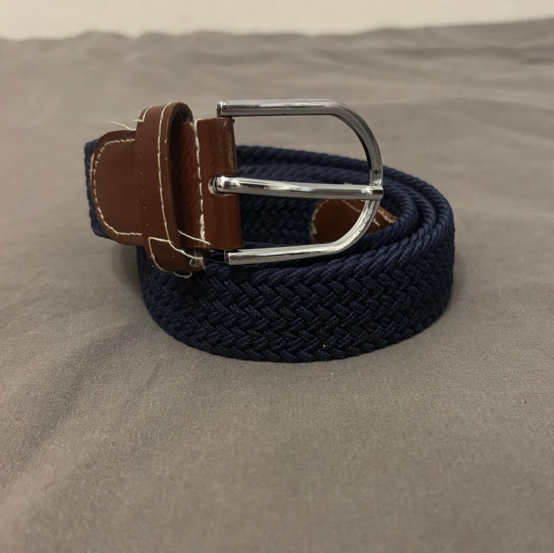 Marinblå flätad bälte med skinn