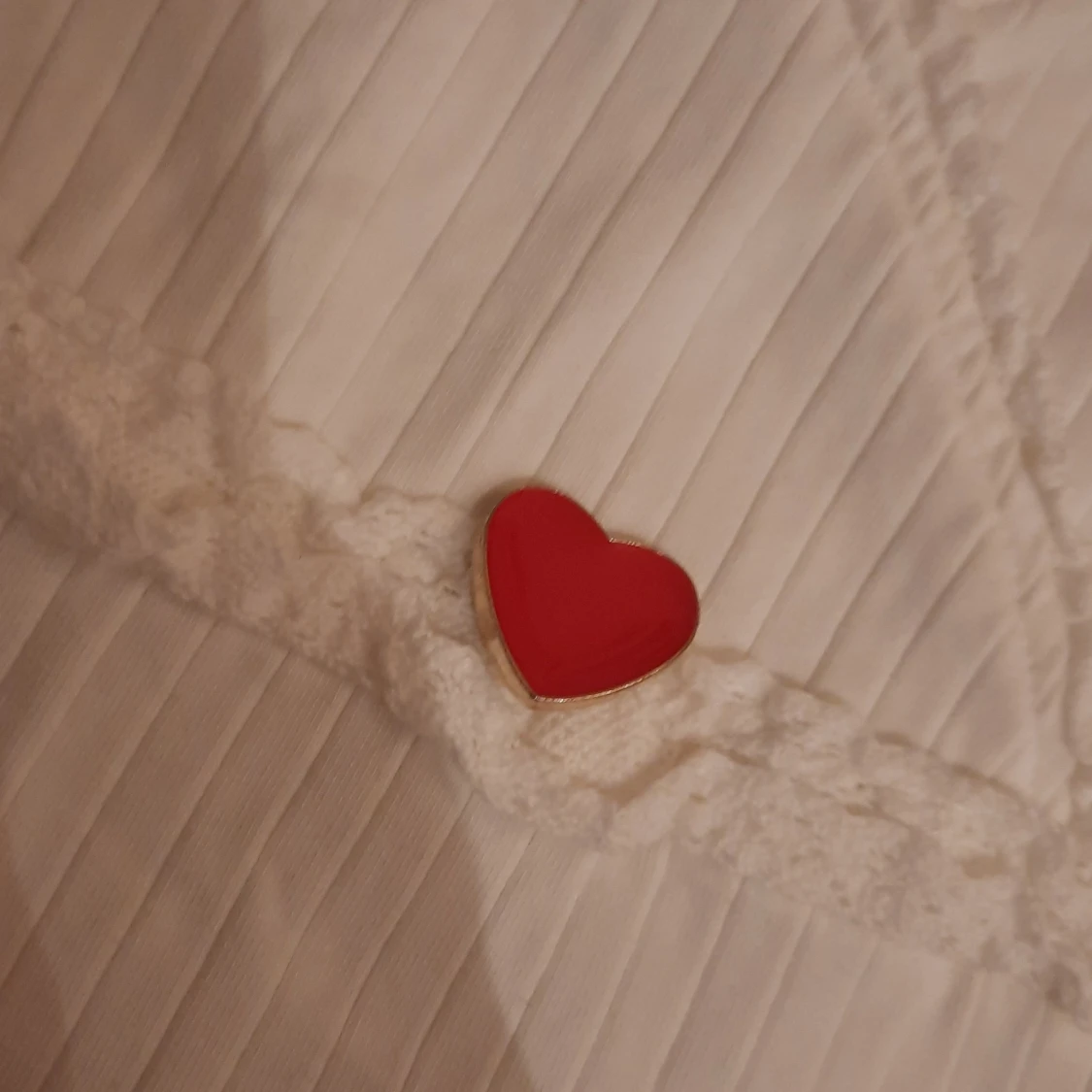 Vit blus med rött hjärta och spets - 1