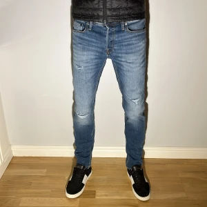 Jack & Jones Jeans - Jack and Jones jeans med slitningar storlek 29/32.