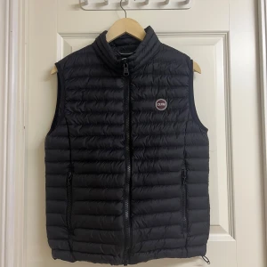 Colmar väst  - Svart Colmar väst, riktigt snygg säljer för använder ej lika mycket som jag tänkte mig, köpte för 1.600 kr för drygt ett år sen, mitt pris 650 kr (pris kan diskuteras) (storlek 48 Colmar)