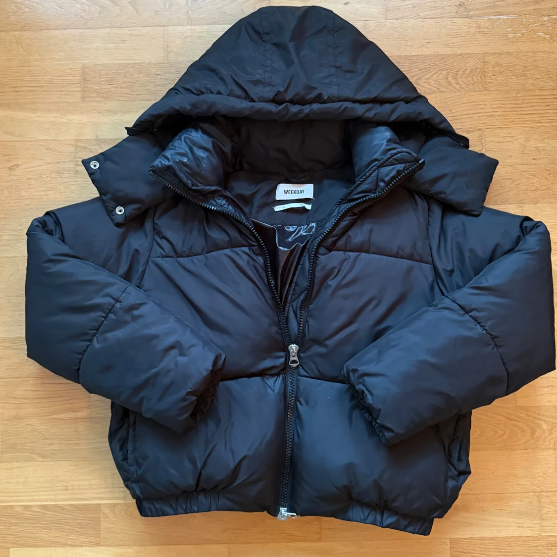 Svart pufferjacka från Weekday - 1