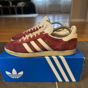 Adidas Gazelle - Adidas Gazelle i vinrött, rätt så använd. Storlek 42, 2/3