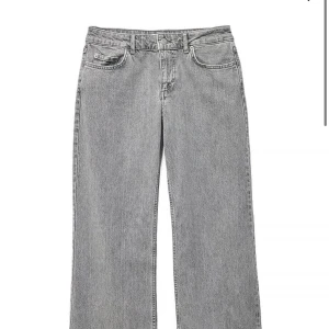 NAKD jeans - Gråa NAKD jeans i storlek 36, använda under 5 gånger. 700kr nypris 🥰Passar mig som har S bra, tillräckligt långa också (är 169cm)