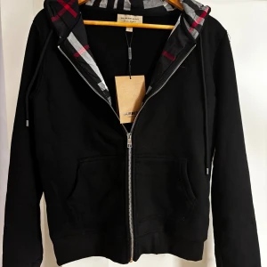 Burberry zip hoodie - Helt ny, 800kr (vid snabb affär kan pris diskuteras)