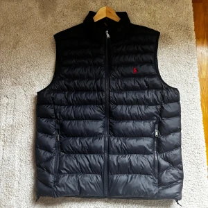 Mörkblå dunväst från Polo Ralph Lauren - Ralph Lauren Väst | STILIG och VARM | Färg collection navy | Skick: 10/10 | ANVÄND BARA TVÅ GÅNGER | Säljer pågrund av att jag har en NY VÄST | Mitt Pris: 1399 | Storlek: M | Frakt; Postnord + Instabox | Skriv vid minsta fråga eller fundering📩 | PRISET ÄR INTE FAST