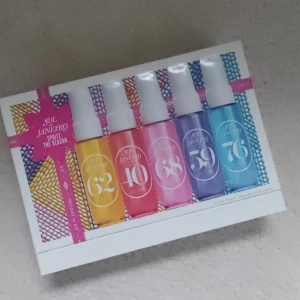 Sol de Janeiro Perfume Mist Set - Upptäck fem olika Cheirosa Perfume Mists i färgglada flaskor, perfekta att ta med överallt. Varje mist är 30 ml och innehåller ingredienser som alkohol denat, aqua och parfym. Setet är tillverkat i Brasilien och passar dig som vill testa flera dofter.
