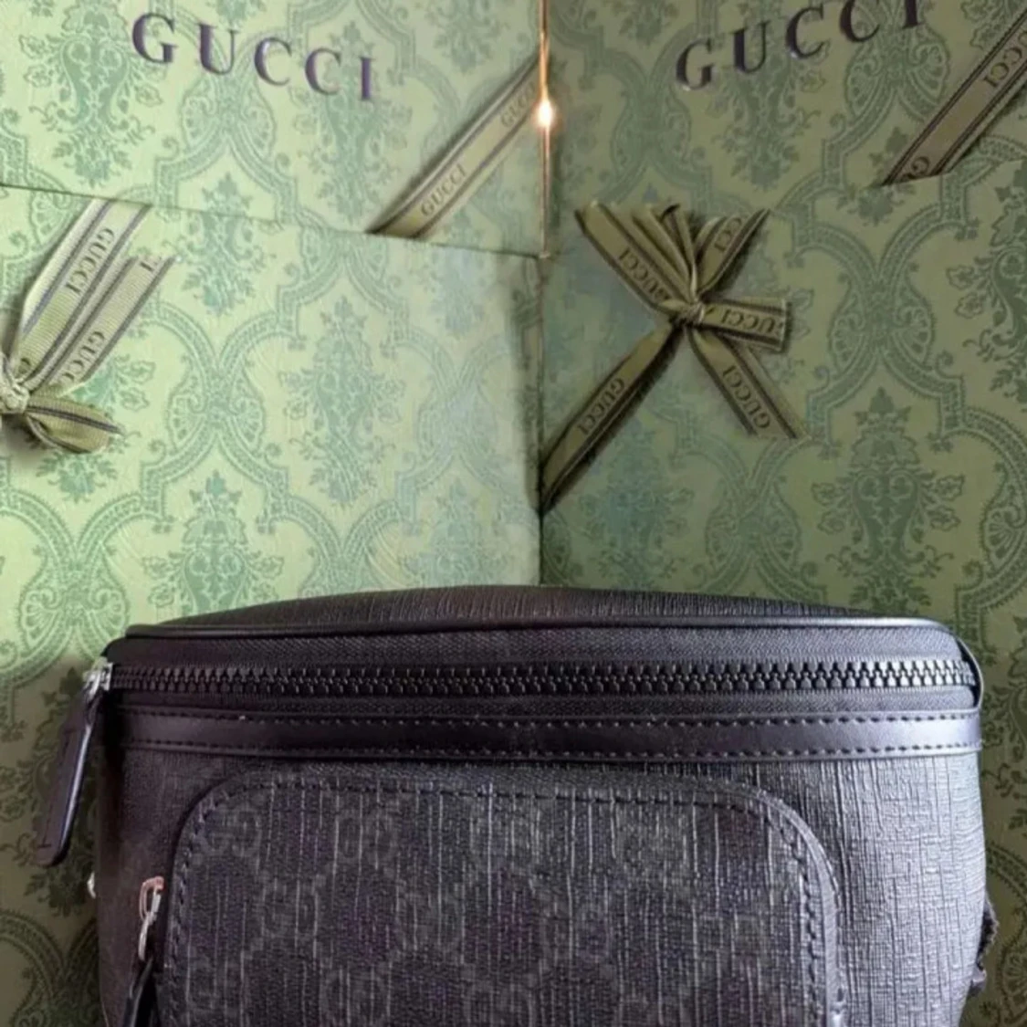 Svart magväska i skinn