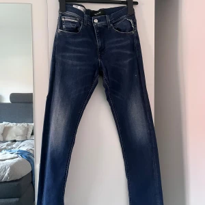 Replay jeans grover - Säljer dessa Replay Grover jeans i mörkblå tvätt, slim fit modell i storlek 29. Gylfen har tappat lite färg som inte syns om man inte tittar på nära håll, annars mycket bra skick. 