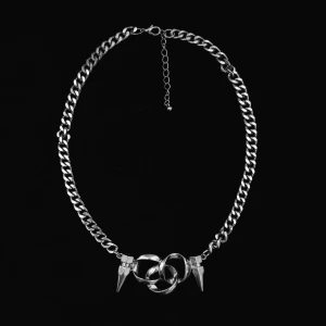 Halsband 🗡️ - Ursnyggt chunky alternativt halsband i cyber-stil! 🔪📿Liiiite ytlig missfärgning finns högre upp på kedjan om man tittar riktigt nära men annars är det i fint skick ✨Kedjans längd är 19-24cm och hänget är 6cm brett 📏Köp nu 💌
