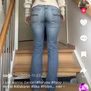 Lågmidjade bootcut jeans ljusblå - Skitsnygga vintage nudie jeans som är lådmidjade. Skulle säga storlek 36/38 beroende på hur man vill att de ska sitta, jag är storlek 38 för referens och är 172 cm lång. Kan förhandla priset.