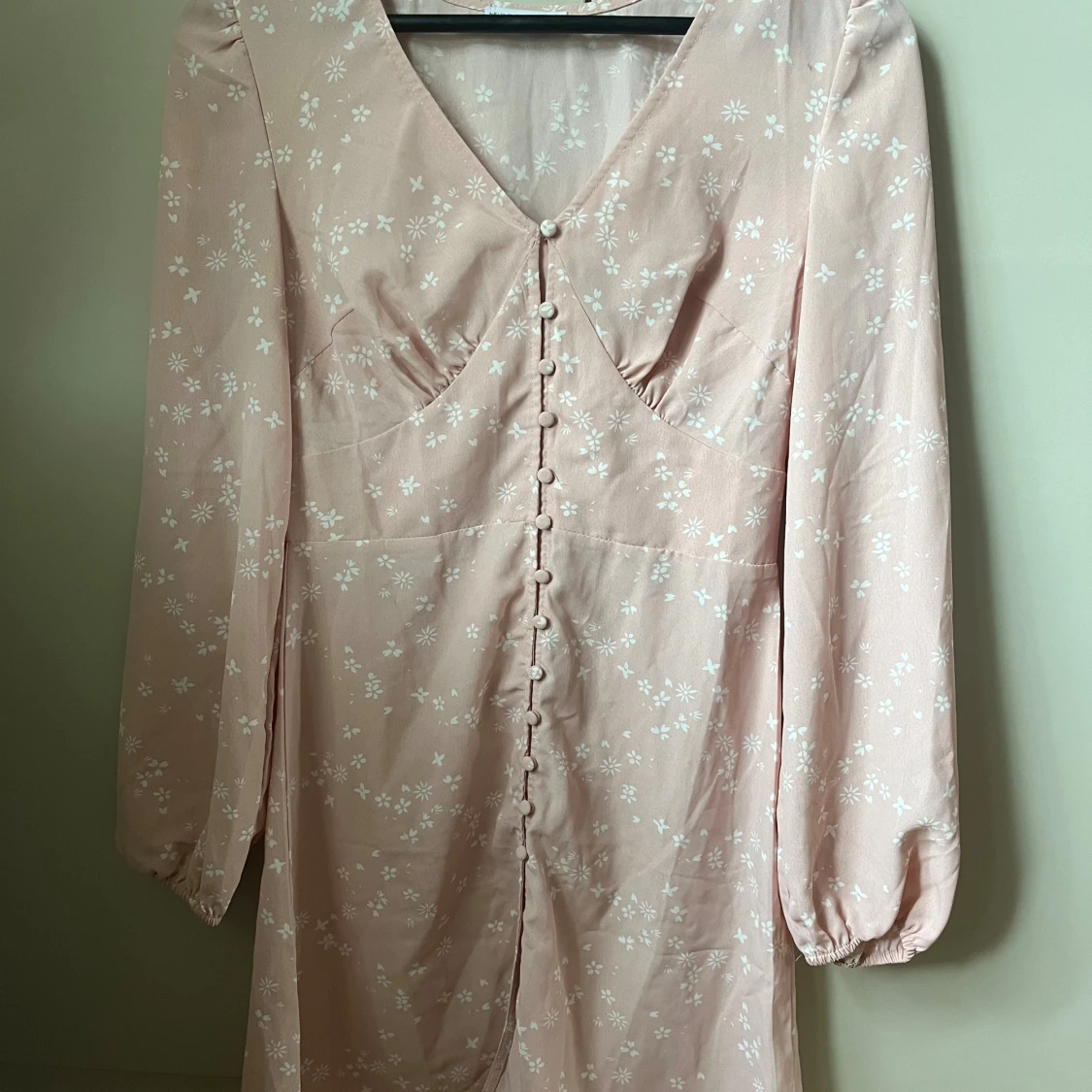 Ljusrosa blommig klänning med knappar