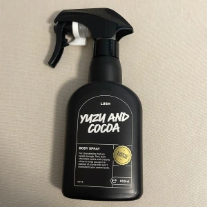 Lush Yuzu and Cocoa Body Spray - Limited edition body spray med 200ml. Innehåller bland annat apelsinblomsvatten, grapefruktolja, kakaosmör och tonka. Vegansk och tillverkad i England. Perfekt för dig som gillar unika dofter och vill sticka ut.