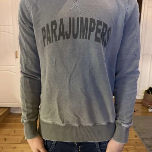 Grå tröja från Parajumpers XS - Säljer en grå långärmad fleece-tröja från Parajumpers i storlek XS. 