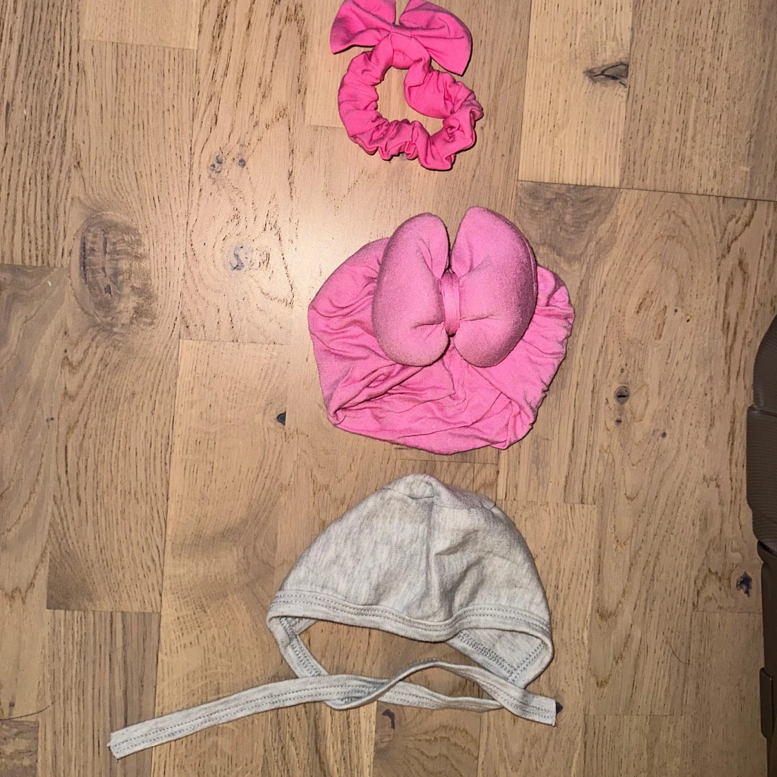 2 baby-mössor, rosa rosett & grå knyt Set med babyaccessoarer - 1