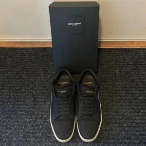 Saint Laurent Skor  - Säljer ett par riktigt feta skor från Saint Laurent💵💸. Nypris cirka 7000, mitt pris för ett par riktigt fräscha 2599🔛🔝. Dustbag ingår✅ Hör av er vid pris förslag och frågor ‼️