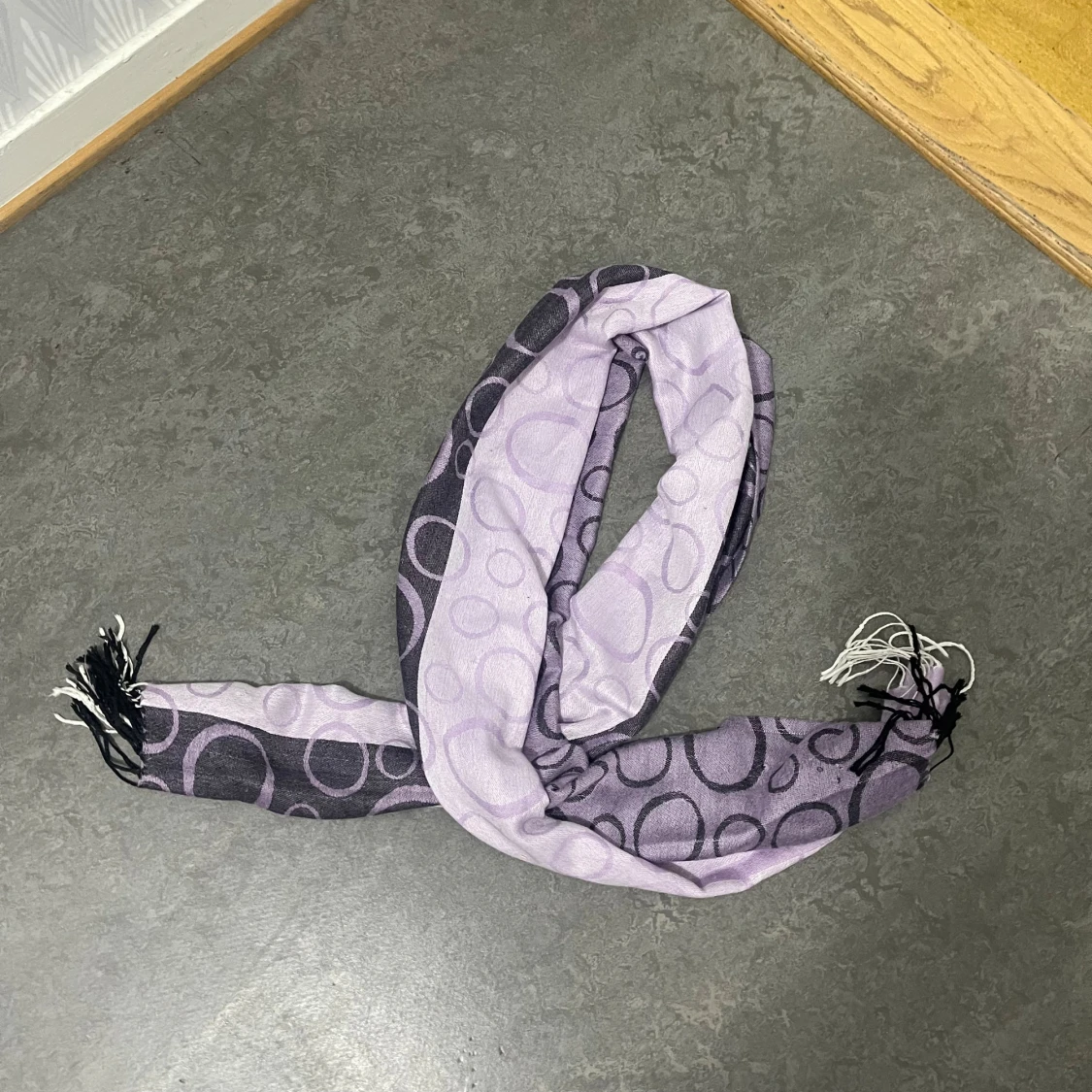 Ljuslila halsduk med cirkelmönster - 3