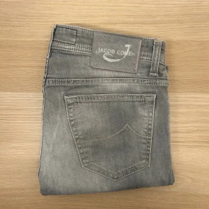 Jacob Cohën Jeans | W33 - Tvärfeta Cohën jeans i grå tvätt😁| W33 | Modell:  688 | Defekter: Nej | Midja: 84 cm | Innerben: 83 cm | Ytterben: 106 cm | Måttavikelser: +-1 cm | Modellen är 175 cm och väger 70 kg | Vänligen kontrollera mått innan köp🤗 | Tveka inte att kontakta mig vid frågor😁! 