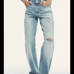 Ljusblå raka jeans med slitningar - Snygga ljusblå jeans med slitningar. Vid intresse kan fler bilder skickas! Slutsåld på hemsidan