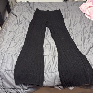 Svarta byxor från H&M - Det är ett par svarta högmidjade byxor som är uthängda ner till och det går att vika ner dom satt dom blir lågmidjade om man vill det, det är storlek xs på dom och jag är 157cm och dom är lite för långa för mig men det går att ha dom ändå