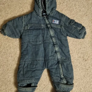 Bebis overall storlek 62 - Fodrade bebis overall i jeanstyg med fötter. Storlek 0-3 månader/62cm.